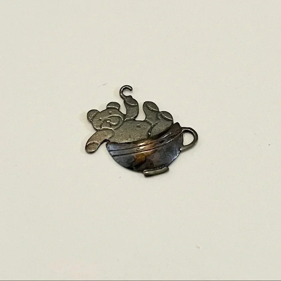 VINTAGE SOLID SILVER TEDDY BEAR IN A TEACUP TEA CUP PENDANT / CHARM *FLAW - Picture 1 of 5